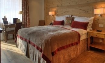 Отель Le Petit Cervin Церматт Экстерьер фото A bed with a bed skirt