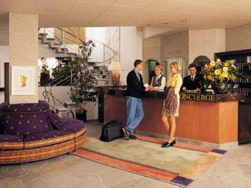 Отель Le Petit Cervin Церматт Экстерьер фото A concierge desk at a hotel